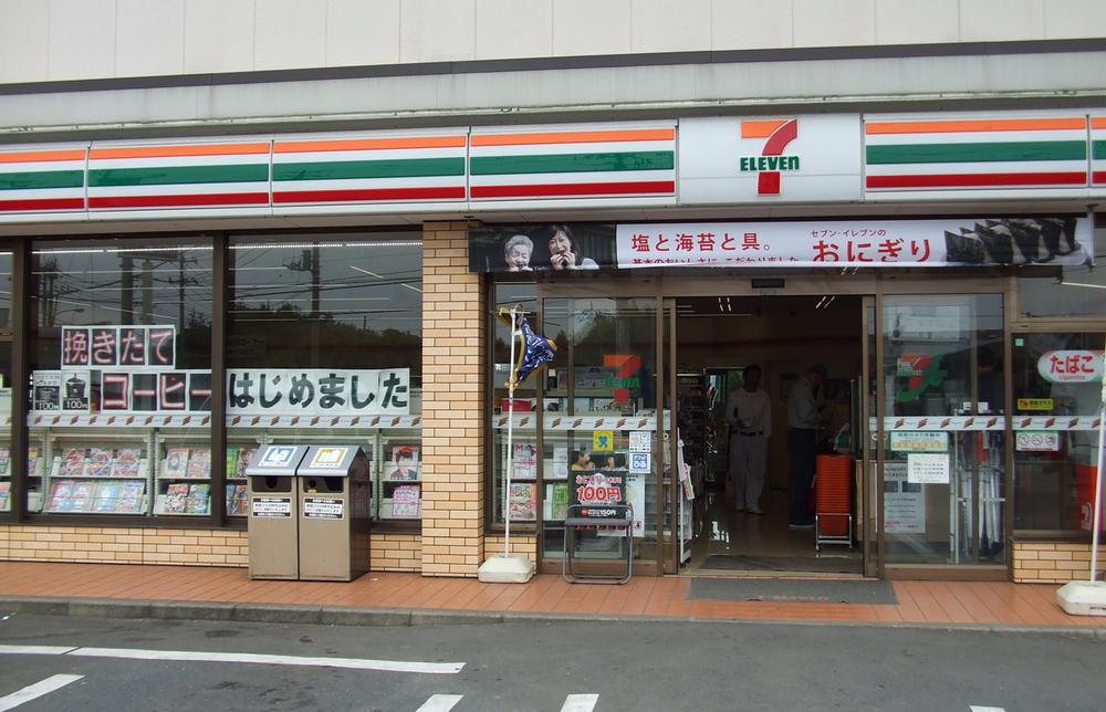 Convenience store. Those missing 1100m little to Seven-Eleven is to convenience stores that are open 24 hours