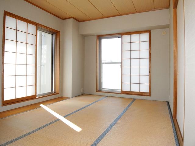 Non-living room. Japanese-style room able to use your in the living room and on earth, Balcony and the back and forth is also possible