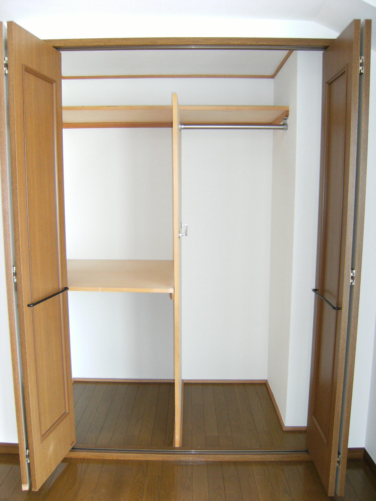 Receipt. Closet with depth and height