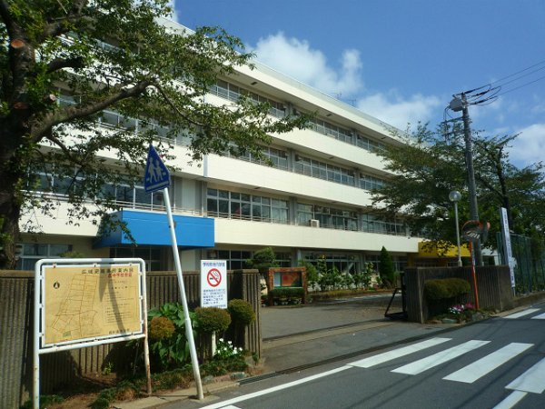 Junior high school. 180m until Yotsukaidou west junior high school (junior high school)