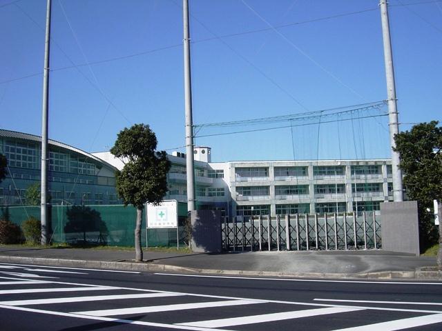 Junior high school. Yotsukaidou 340m until junior high school