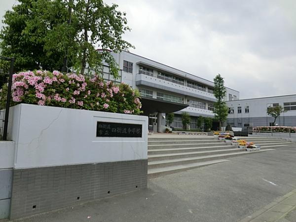 Junior high school. Yotsukaidou a 13-minute walk up to 1000m junior high school until junior high school. 