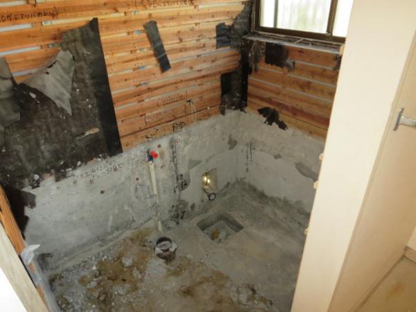 Bathroom. Concrete of the unit bus planned installation foundation was high and rugged and existing bathroom dismantling struggle than usual