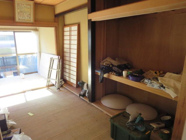 Non-living room. 1F Japanese-style room (during the renovation)