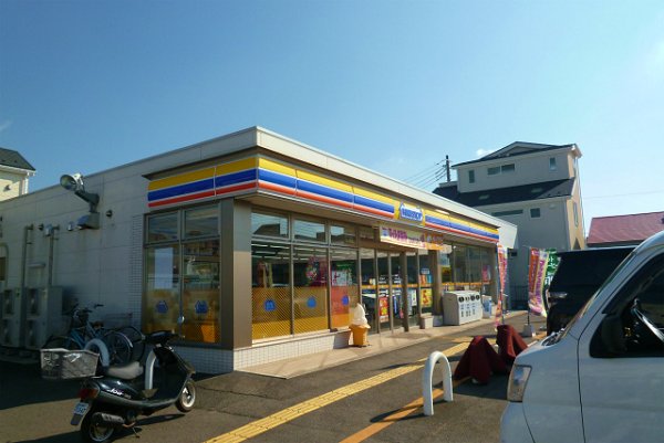Convenience store. MINISTOP up (convenience store) 170m