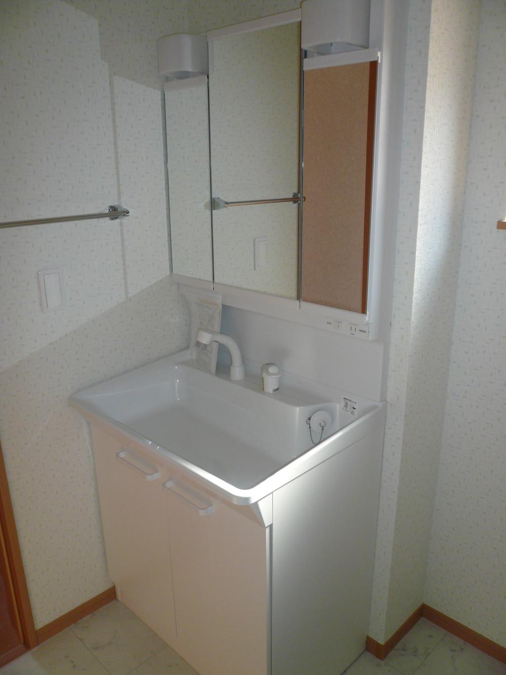 Wash basin, toilet. Wash room with cleanliness! Of course, it is easy to use shower plug! !
