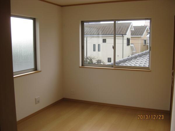 Non-living room. Two-sided lighting day ・ Ventilation good room.