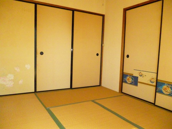 Other room space. Japanese-style room that can be used by connecting