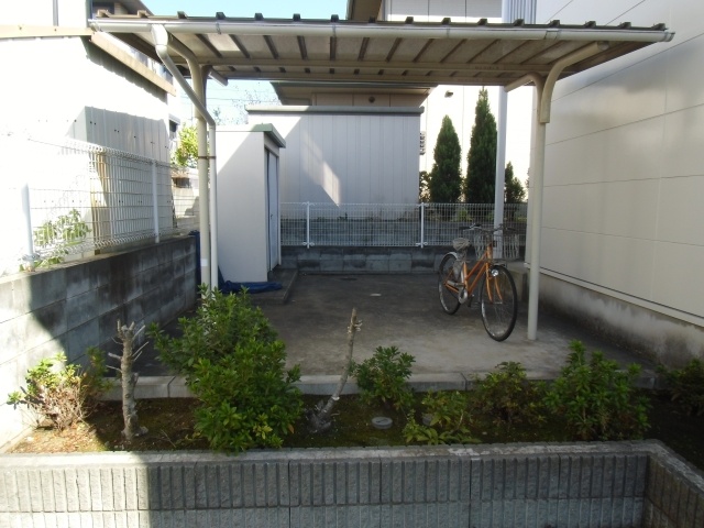 Other common areas. Bicycle-parking space, It is with the roof.