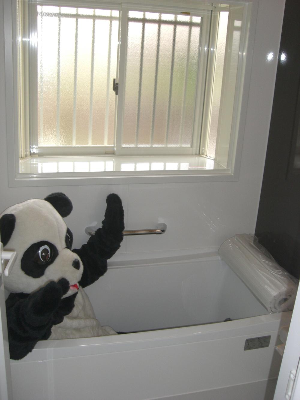 Comfortable spacious bathtub ~ !