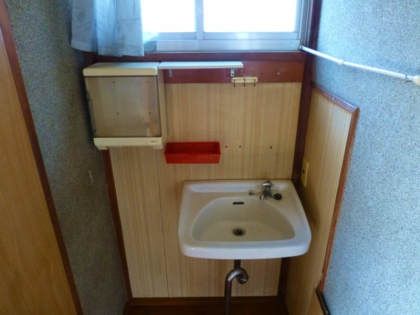 Washroom. Wash basin