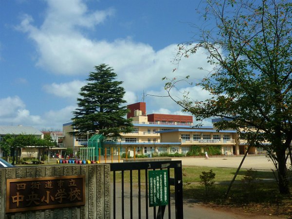 Primary school. 1100m to the center primary school (elementary school)