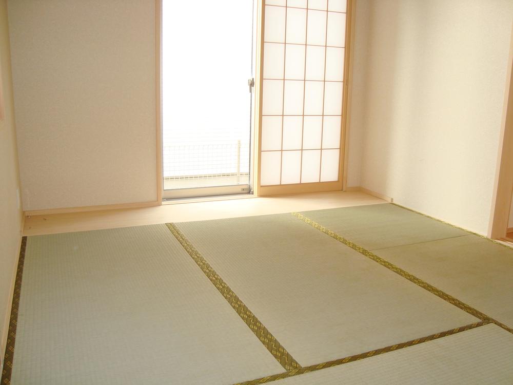 Non-living room. Tsuzukiai of Japanese-style room from the living room is also good per yang