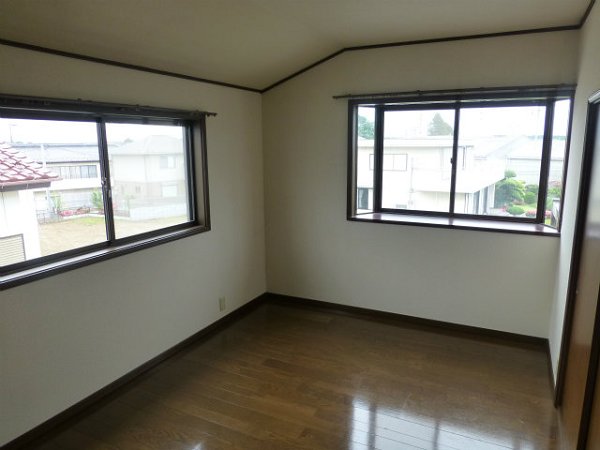Other room space. With a bay window Western-style