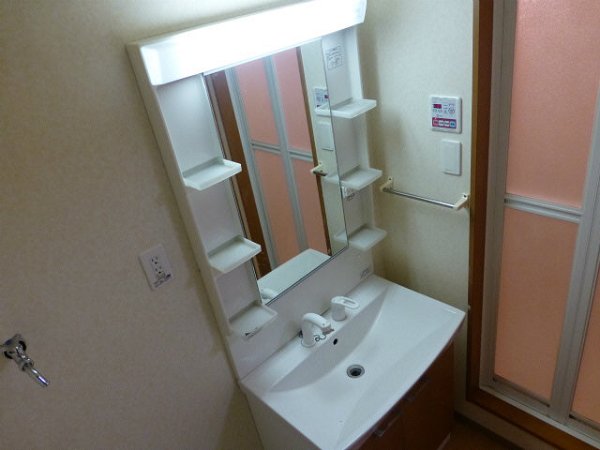 Washroom. Independent wash basin
