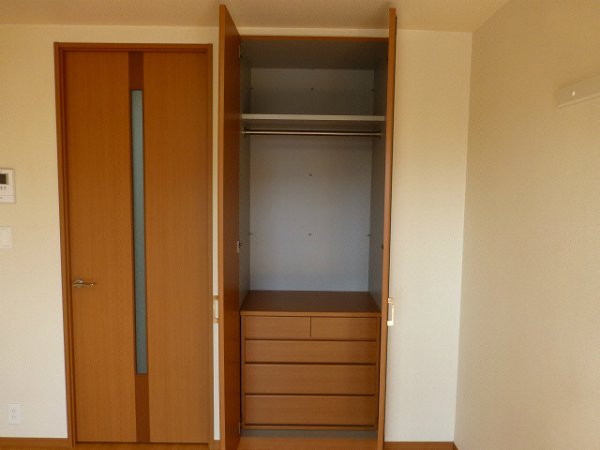 Other room space. Mini chest with closet