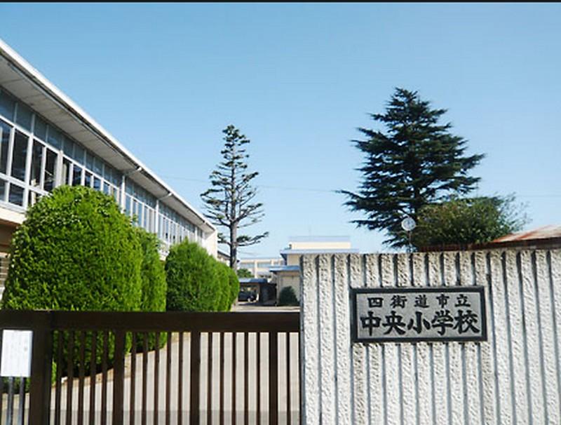 Primary school. Yotsukaido 1203m to stand center elementary school