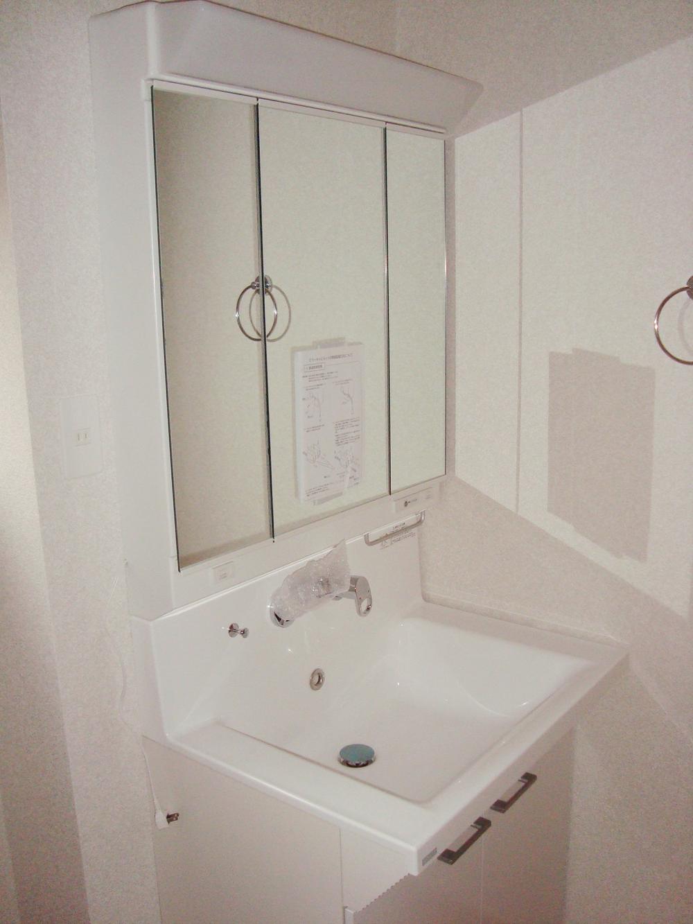 Wash basin, toilet. ~ 1 Building ~