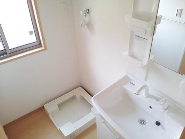 Wash basin, toilet. (B Building washroom)