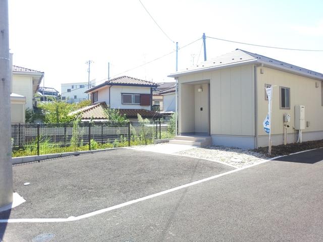 Local appearance photo. (A Togaikan) There are spacious 2 car parking spaces was. Making it easier to out because the frontage is wide.
