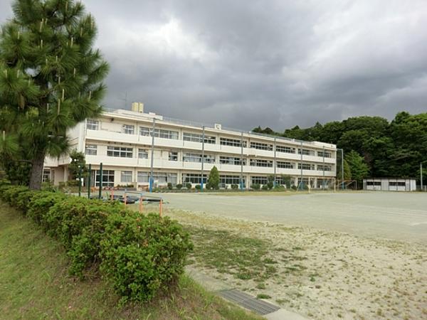 Junior high school. A 5-minute walk from the 400m junior high school until junior high school Asahi!