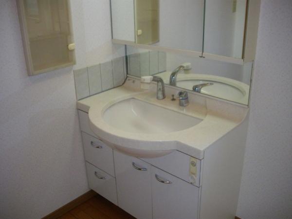 Wash basin, toilet. Wash basin
