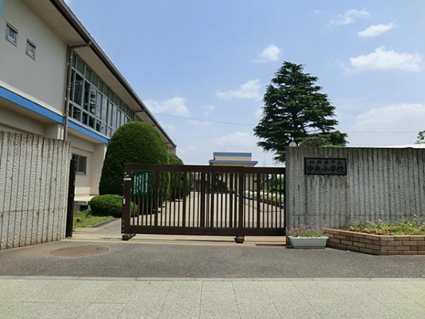 Primary school. 900m to the center primary school