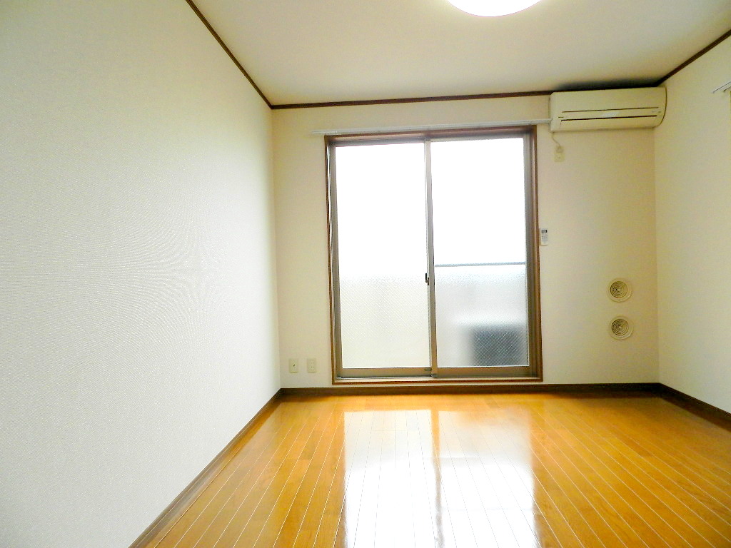 Living and room.  ※ image