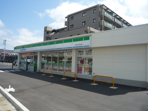 Convenience store. 550m to Family Mart (convenience store)