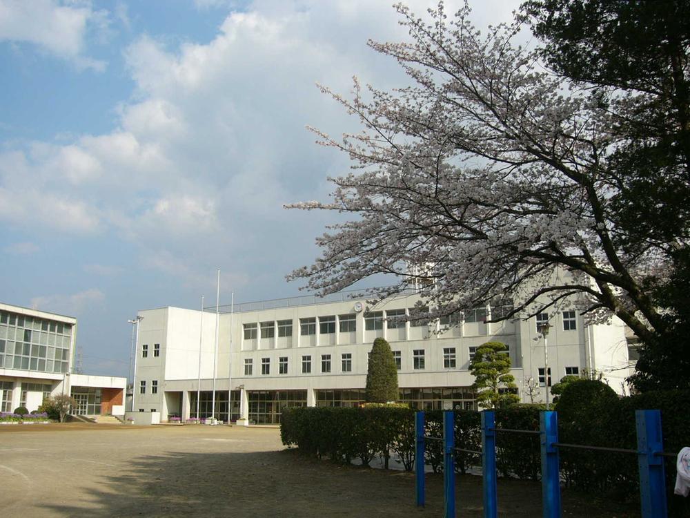 Primary school. Yotsukaidou 850m up to municipal Kuriyama Elementary School