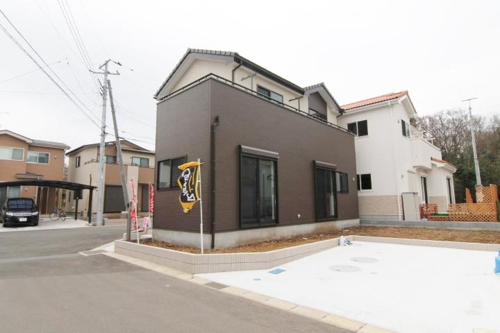 Local photos, including front road.  ■ Immediate Available ■ 13 Building exterior and grounds of the, It is the state of the entire surface of the road. Car space 2 cars! Spacious 6.0m also the entire surface of the road. Cityscape with a space is also attractive.