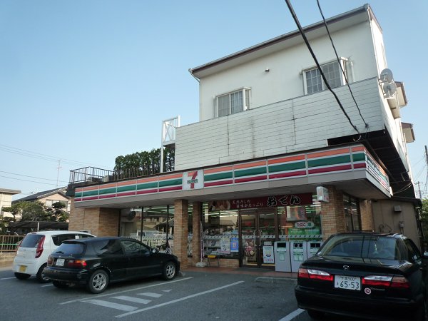 Convenience store. 180m to Seven-Eleven (convenience store)