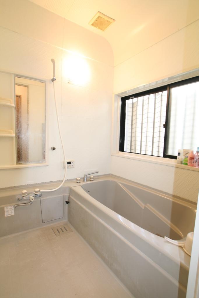 Bathroom. Bright and airy also a good bathroom of large windows. It is beautiful to your.