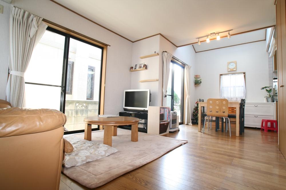 Living. L-shaped arrangement of the dining and living will spread the width of the layout easy to even furniture placement. It is very cheap to use by !!