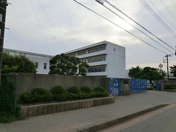 Junior high school. Yotsukaidou 18-minute walk from the 1400m junior high school to North Junior High School. 