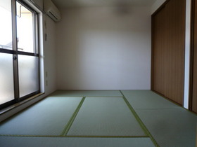 Living and room. You'll relax in the tatami!