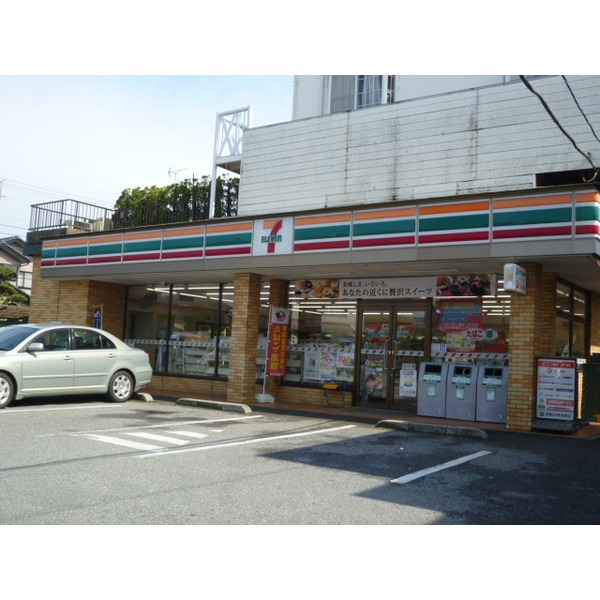 Convenience store. Seven-Eleven three-year-old through store up (convenience store) 221m