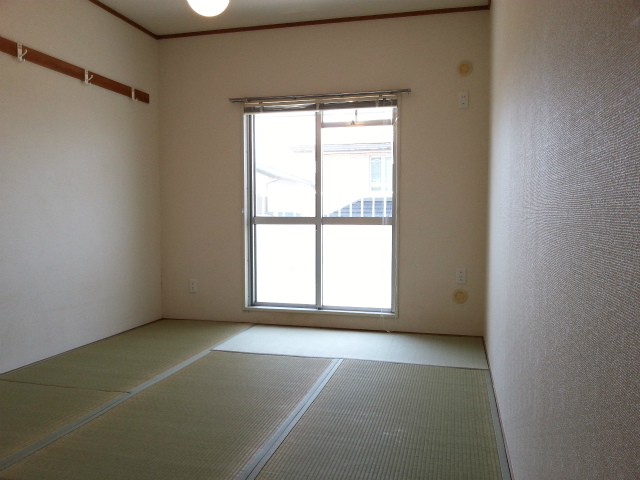 Living and room. Japanese-style room (tatami mat replacement already)