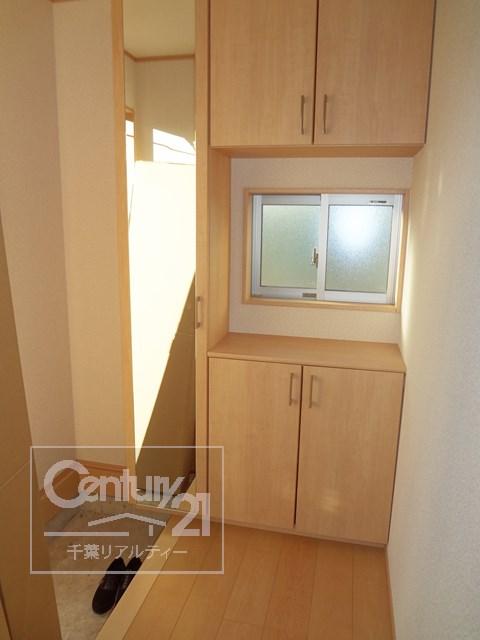 Entrance. Building 2 entrance storage