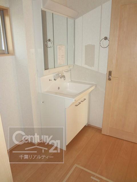 Wash basin, toilet. 1 Building wash room