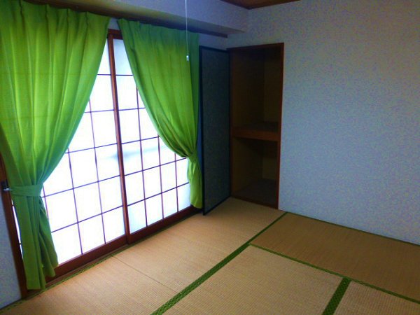 Other room space. Two-sided lighting of the Japanese-style room