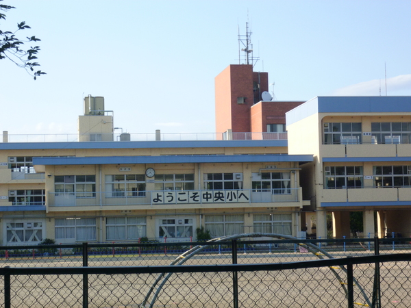 Primary school. Yotsukaido 513m to stand center elementary school (elementary school)