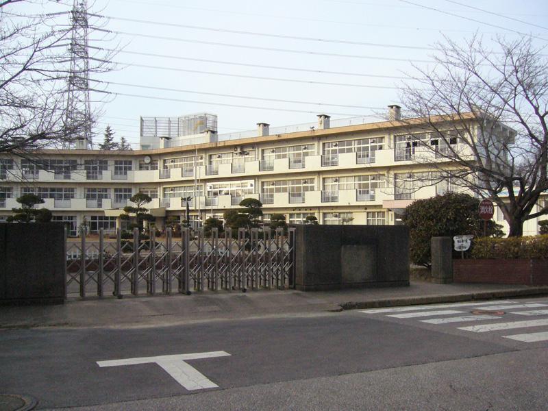 Primary school. Yotsukaido 951m to stand Yamanashi Elementary School