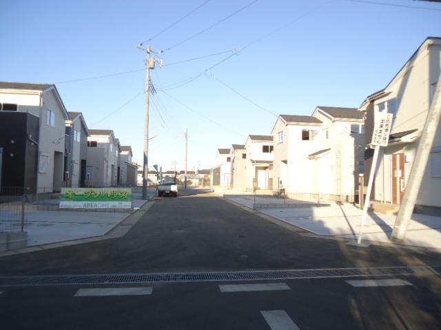 Local photos, including front road. Front road (December 2013) Shooting