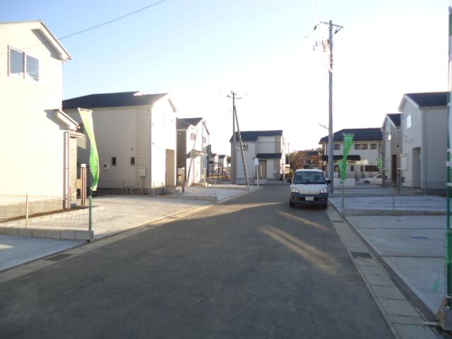 Local photos, including front road. Front road (December 2013) Shooting