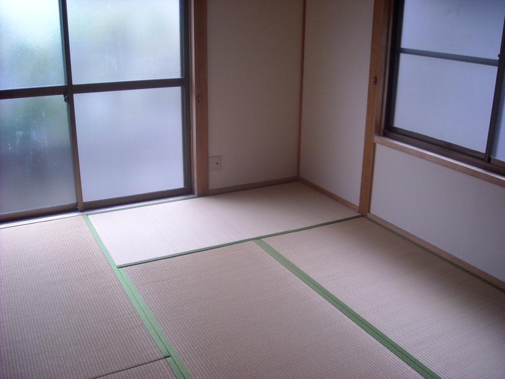 Non-living room. It is a beautiful 6-mat Japanese-style. 