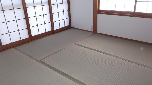 Non-living room. 1F is a Japanese-style tatami mat sort already. 