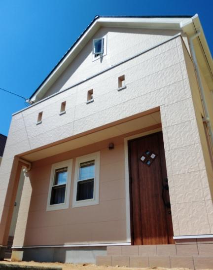 Local appearance photo. Green roof is cute in pink outer wall