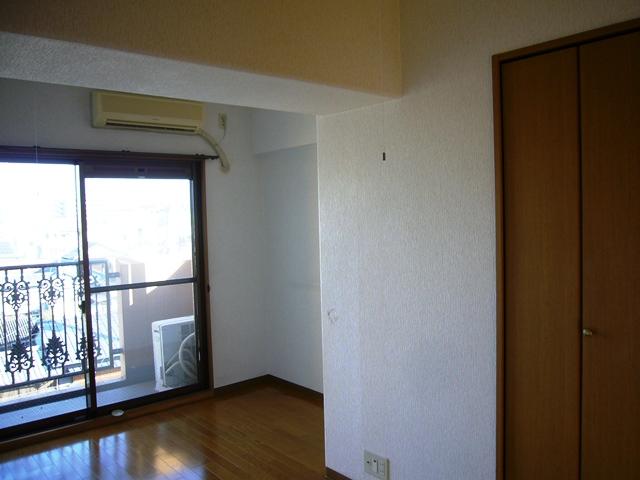 Non-living room. Overlooking the Matsuyama area from the north side of the balcony