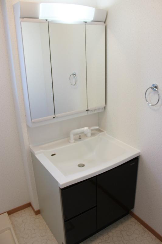Wash basin, toilet. It is vanity of easy-to-use three-sided mirror
